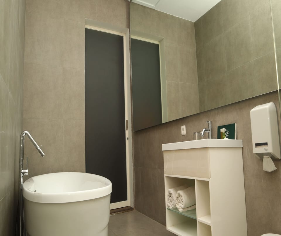 Grand Deluxe | Bathroom | Shower, free toiletries, slippers, towels