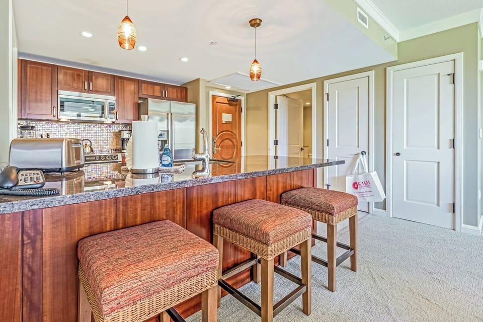 Sleek appliances and thoughtful layout for effortless hosting HKH-348