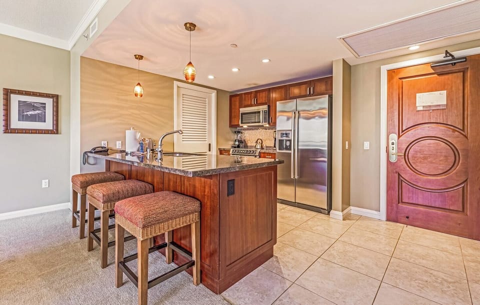 Open-concept design lets you cook with a view and company too HKH-348