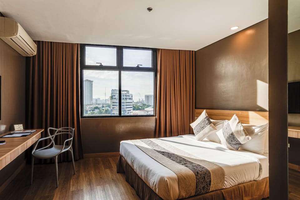 Deluxe Room, 1 Queen Bed | City view