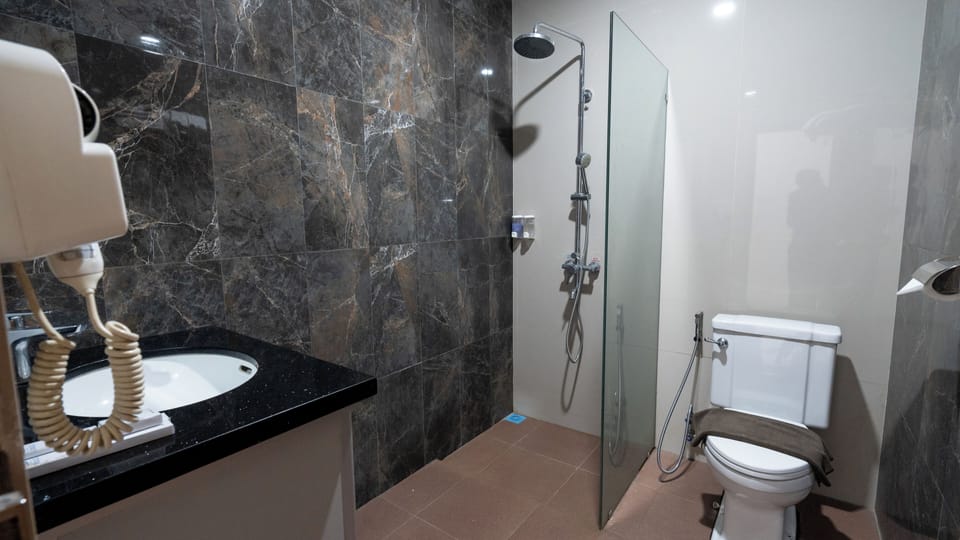Shower, rainfall showerhead, free toiletries, hair dryer