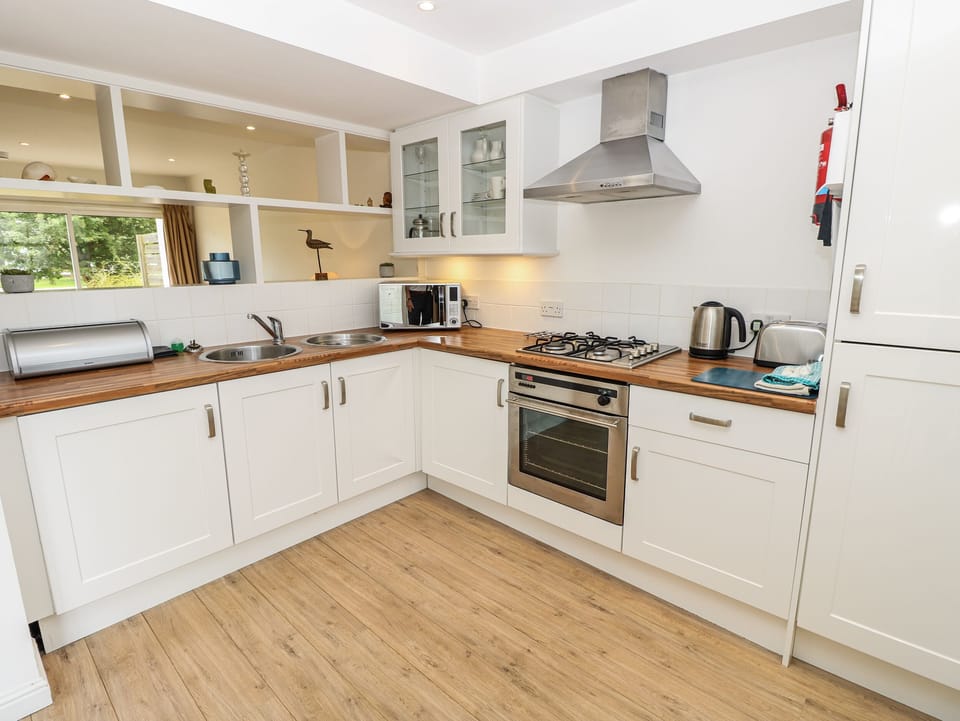 Fridge, microwave, dishwasher, cookware/dishes/utensils
