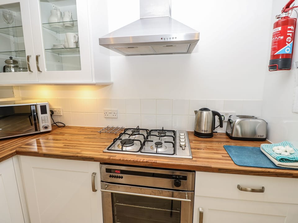 Fridge, microwave, dishwasher, cookware/dishes/utensils