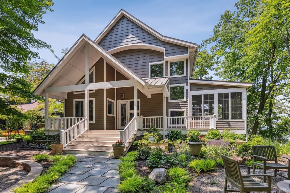 Welcome to this charming lakeshore home!