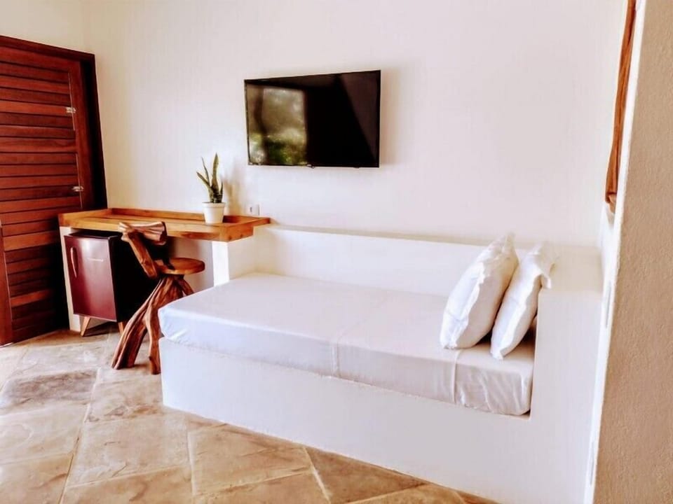 Standard Triple Room, Garden View | In-room safe, blackout drapes, free WiFi