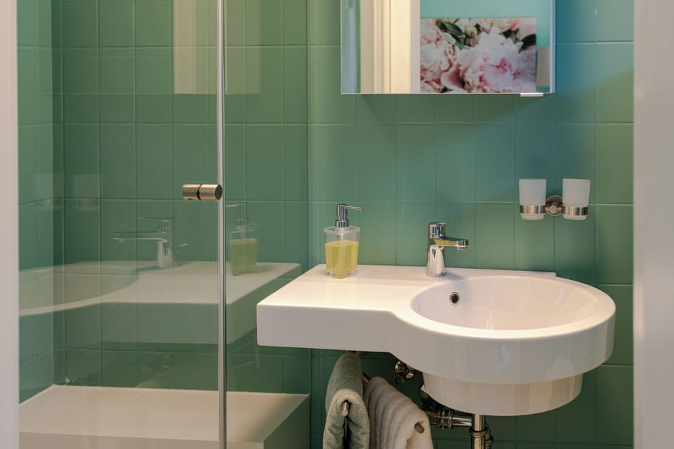 Double Room, Balcony, Garden View | Bathroom amenities