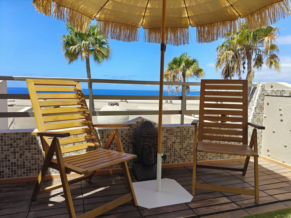 Relax with a cocktail on the balcony in the shade of our Hawaiian parasol.
