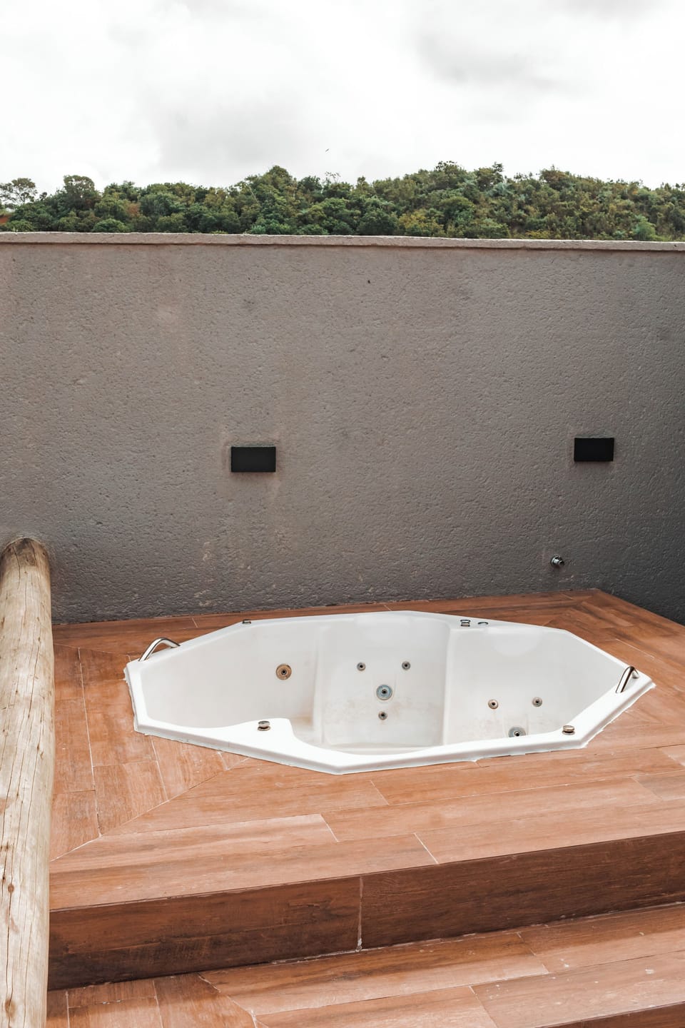 Outdoor spa tub