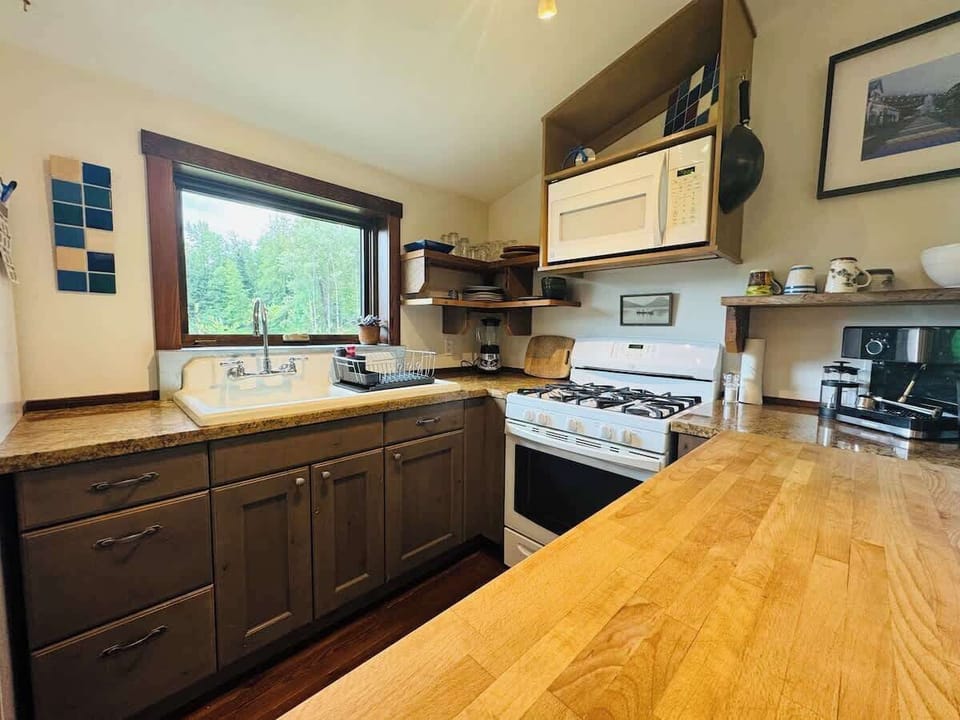 Full kitchen, actually cook, don't just survive