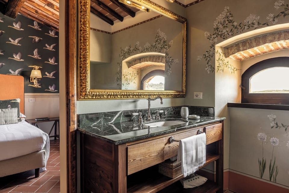 Superior Room | Bathroom | Combined shower/tub, free toiletries, hair dryer, slippers