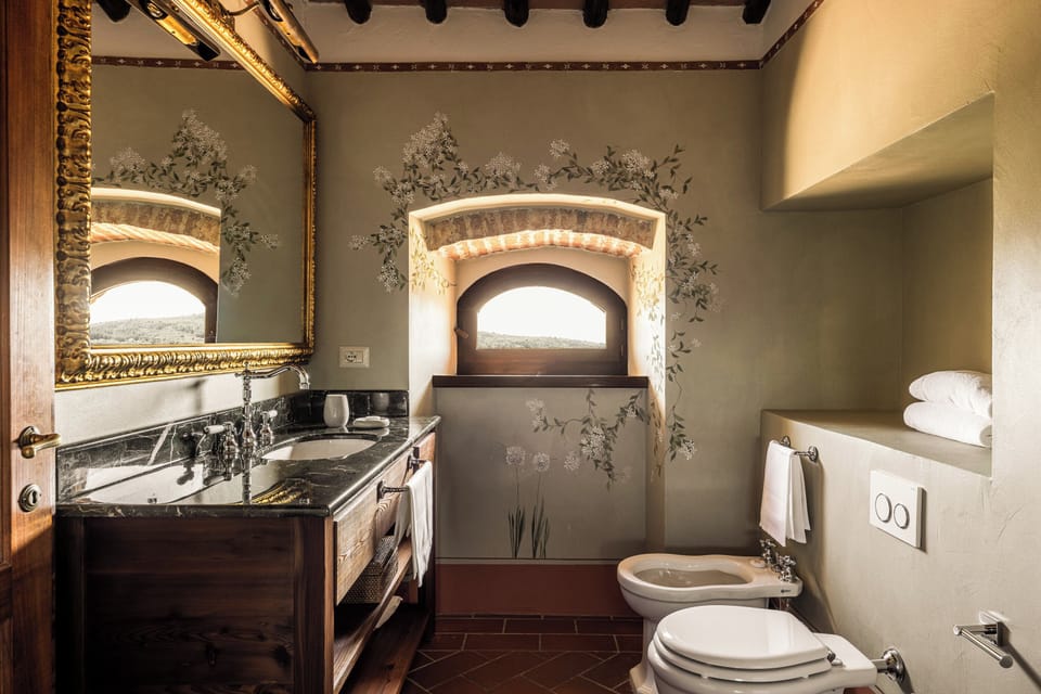 Superior Room | Bathroom | Combined shower/tub, free toiletries, hair dryer, slippers