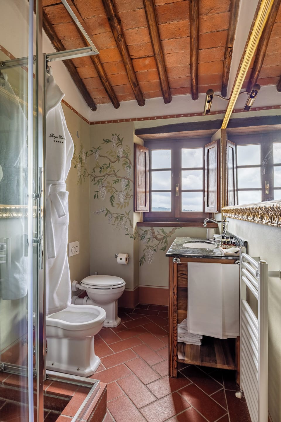 Doppia Classic Prestige | Bathroom | Combined shower/tub, free toiletries, hair dryer, slippers