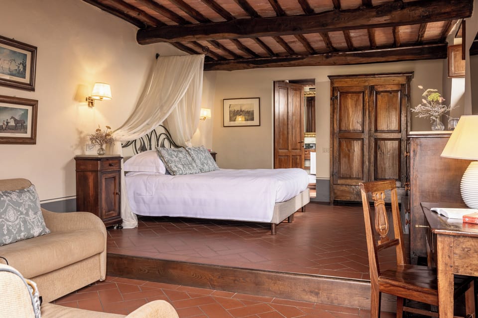 Superior Double Room, Patio | Minibar, individually decorated, individually furnished, desk