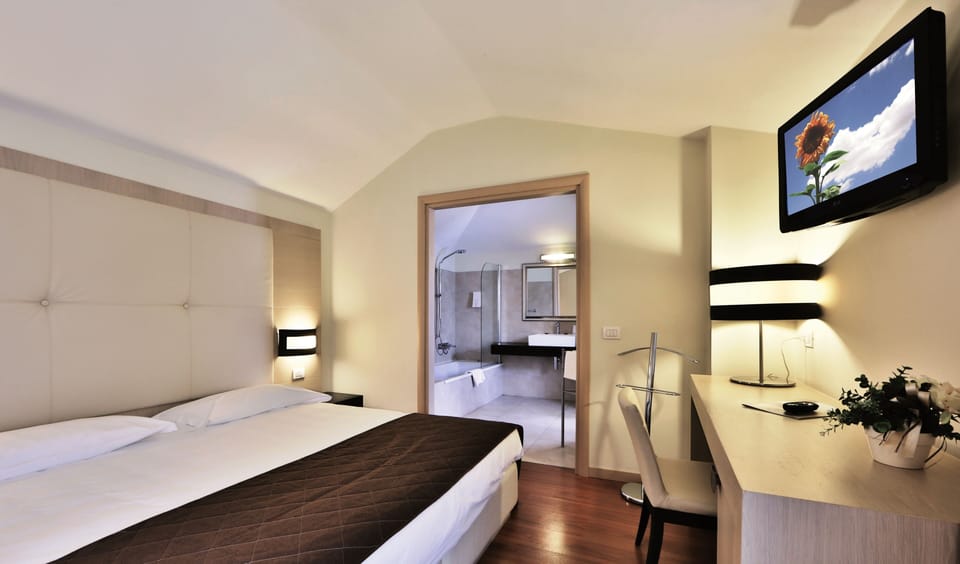 Superior Double Room, 1 King Bed | In-room safe, desk, blackout drapes, soundproofing