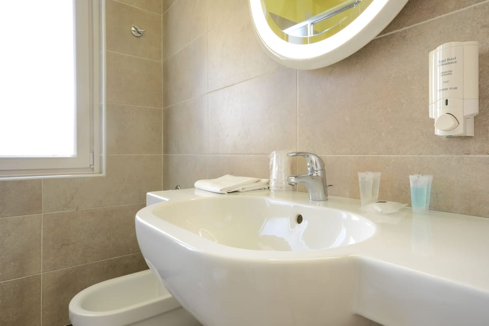 Hair dryer, bidet, towels, shampoo