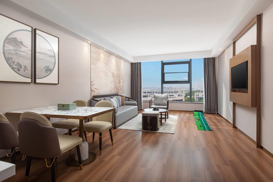 Executive Suite, 1 King Bed, Non Smoking, Lake View (Smart)