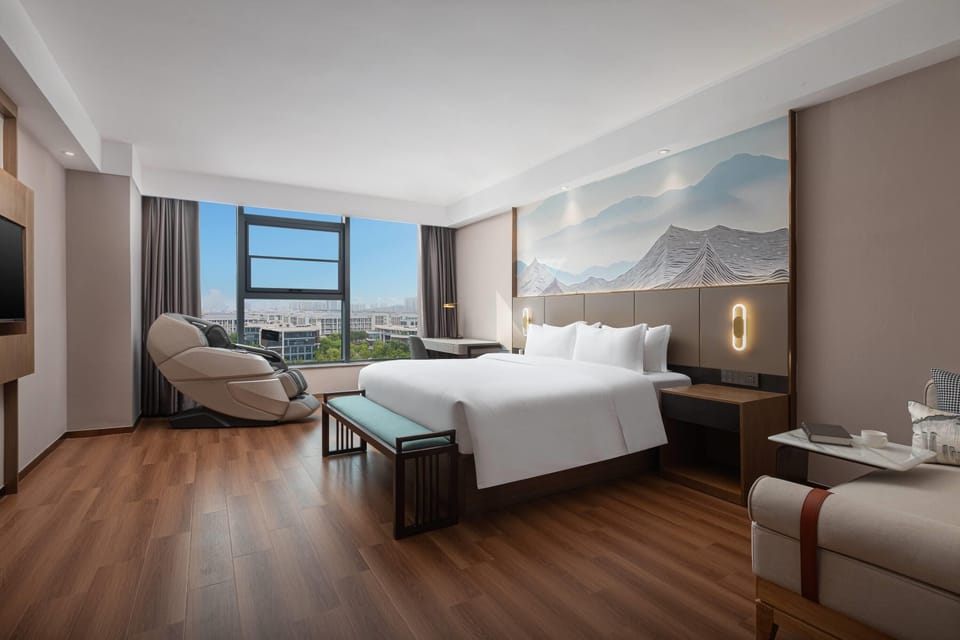 Executive Suite, 1 King Bed, Non Smoking, Lake View (Smart)