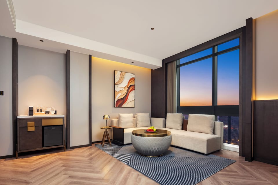 Suite, 1 King Bed, Smoking (Life) | Living area
