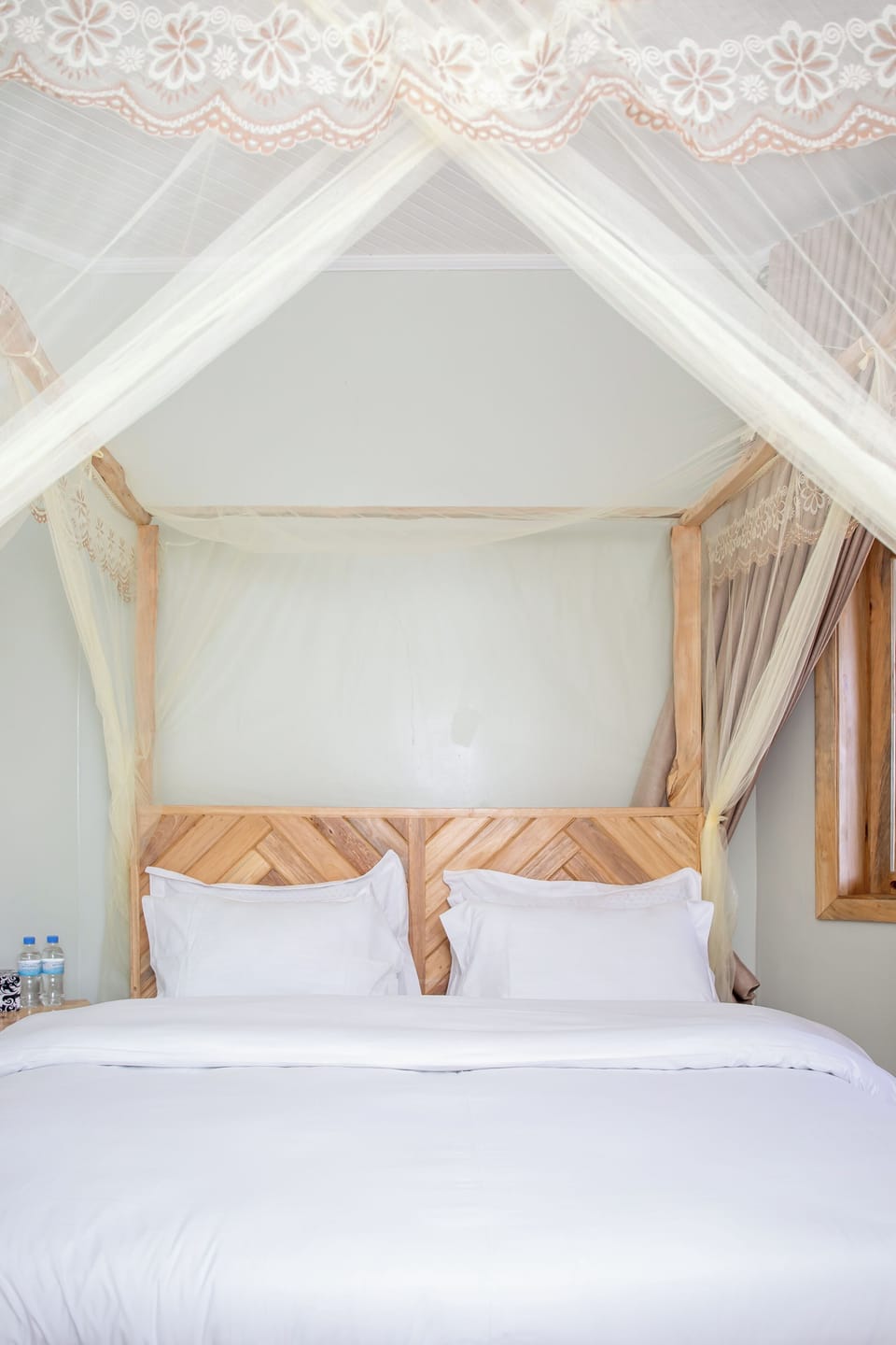 Deluxe Suite, Golf View | Desk, laptop workspace, WiFi (free), bed sheets