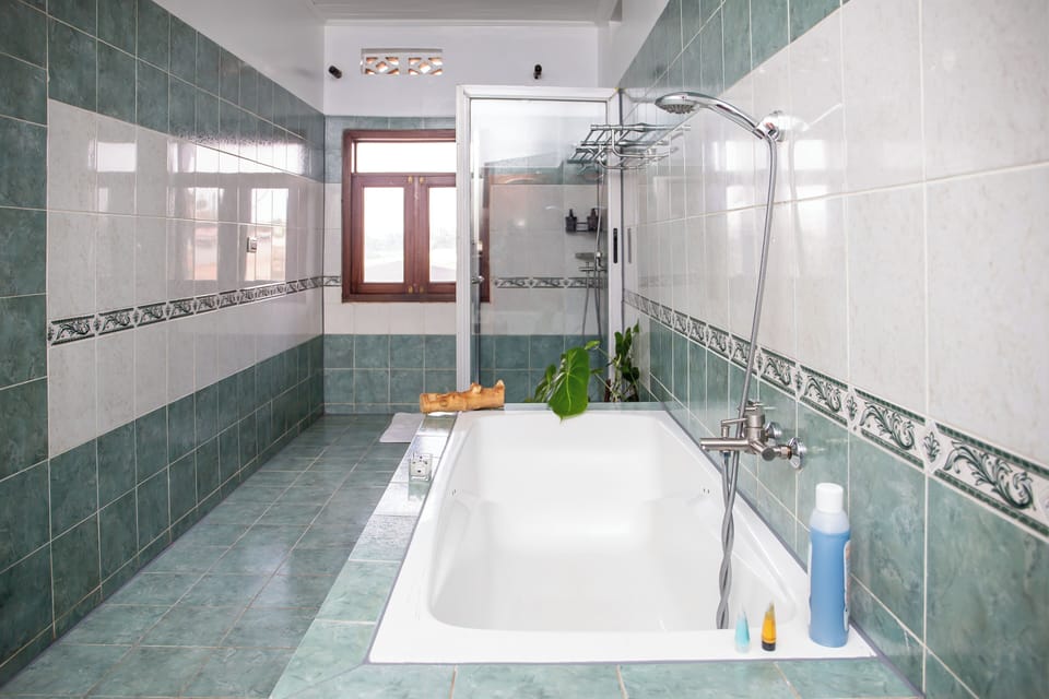 Superior Suite, Golf View | Bathroom | Shower, rainfall showerhead, free toiletries, bathrobes