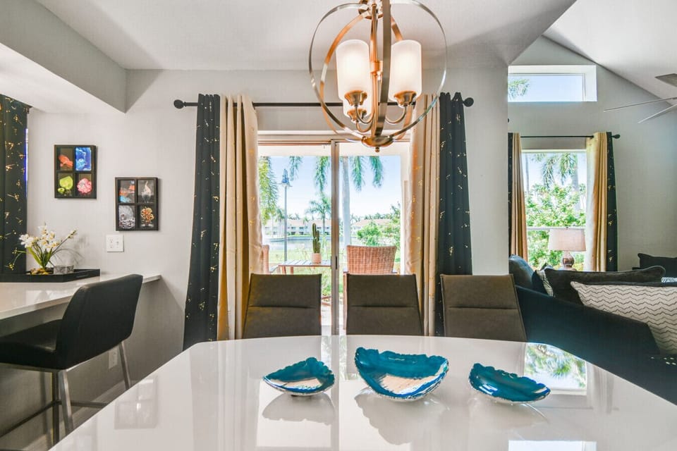 Dining Area with Seating for 6