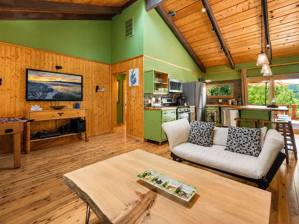 Flat-screen TV, fireplace