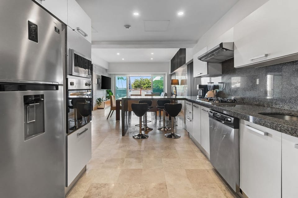Club Apartment | Private kitchen | Full-size fridge, microwave, stovetop, espresso maker