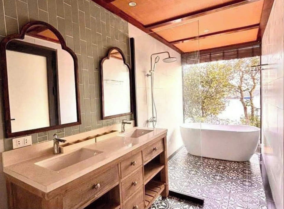 Executive Studio Suite, Beach View | Bathroom | Hydromassage showerhead, hair dryer, towels, soap