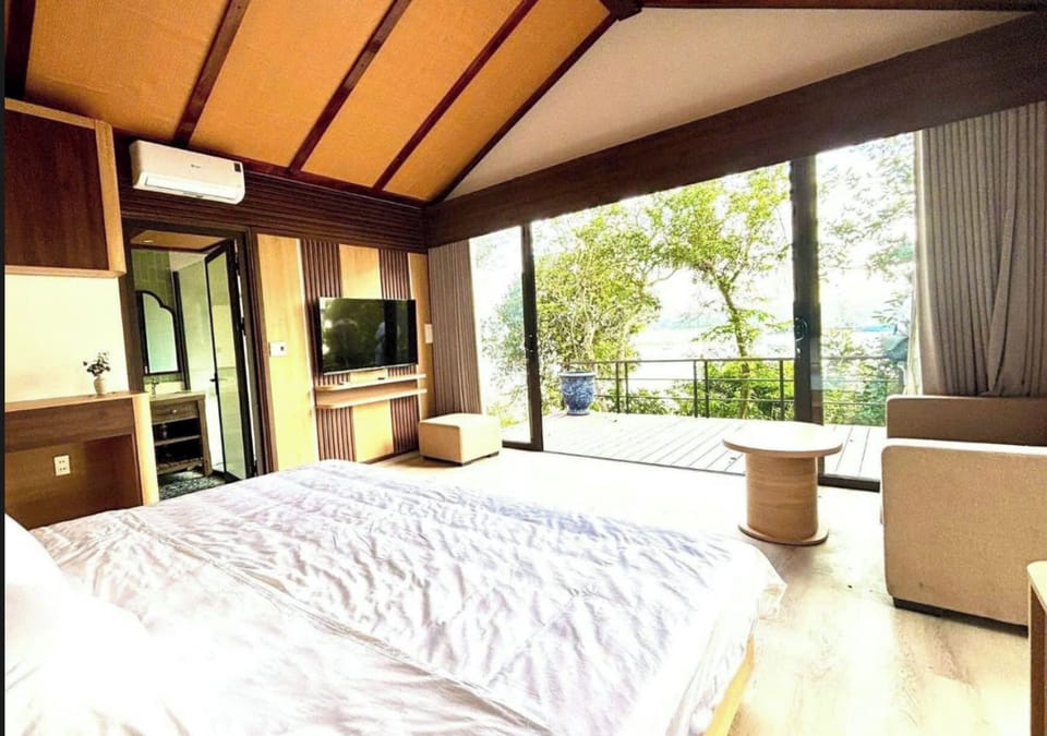 Executive Studio Suite, Beach View | Laptop workspace, WiFi (free)