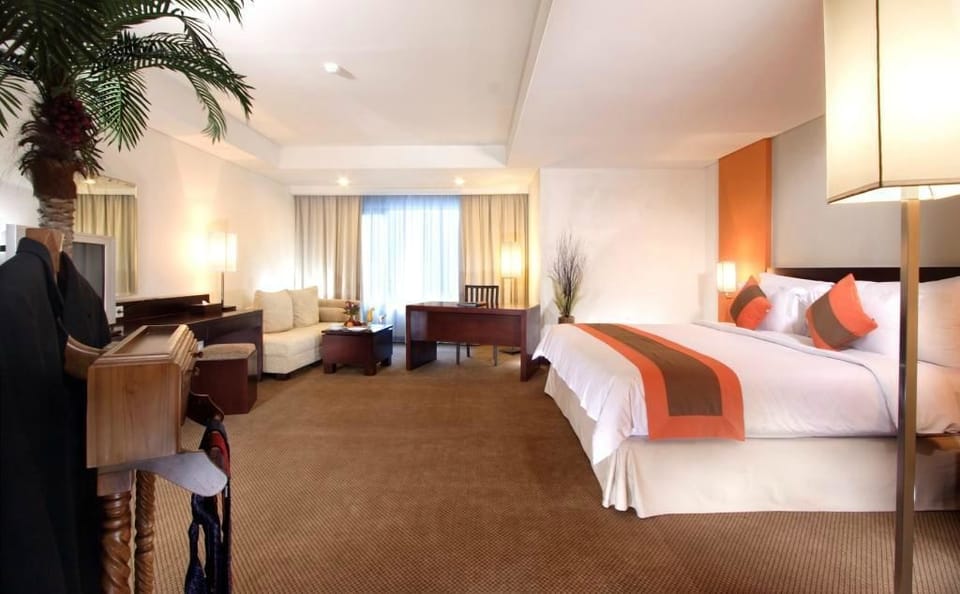 Executive Room, 1 Double Bed, Non Smoking, City View | Premium bedding, minibar, in-room safe, desk