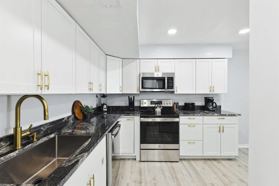 Clean & modern kitchen