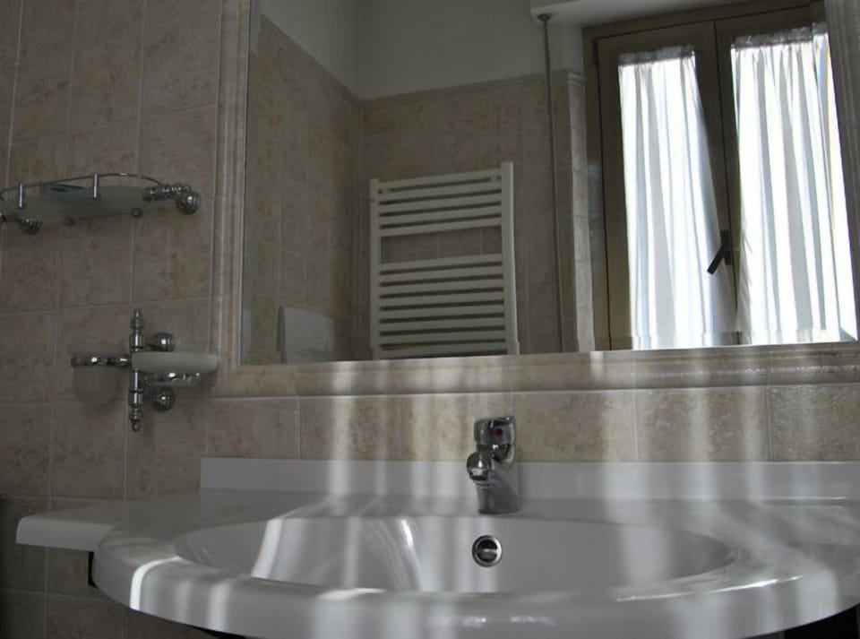 Double Room | Bathroom sink