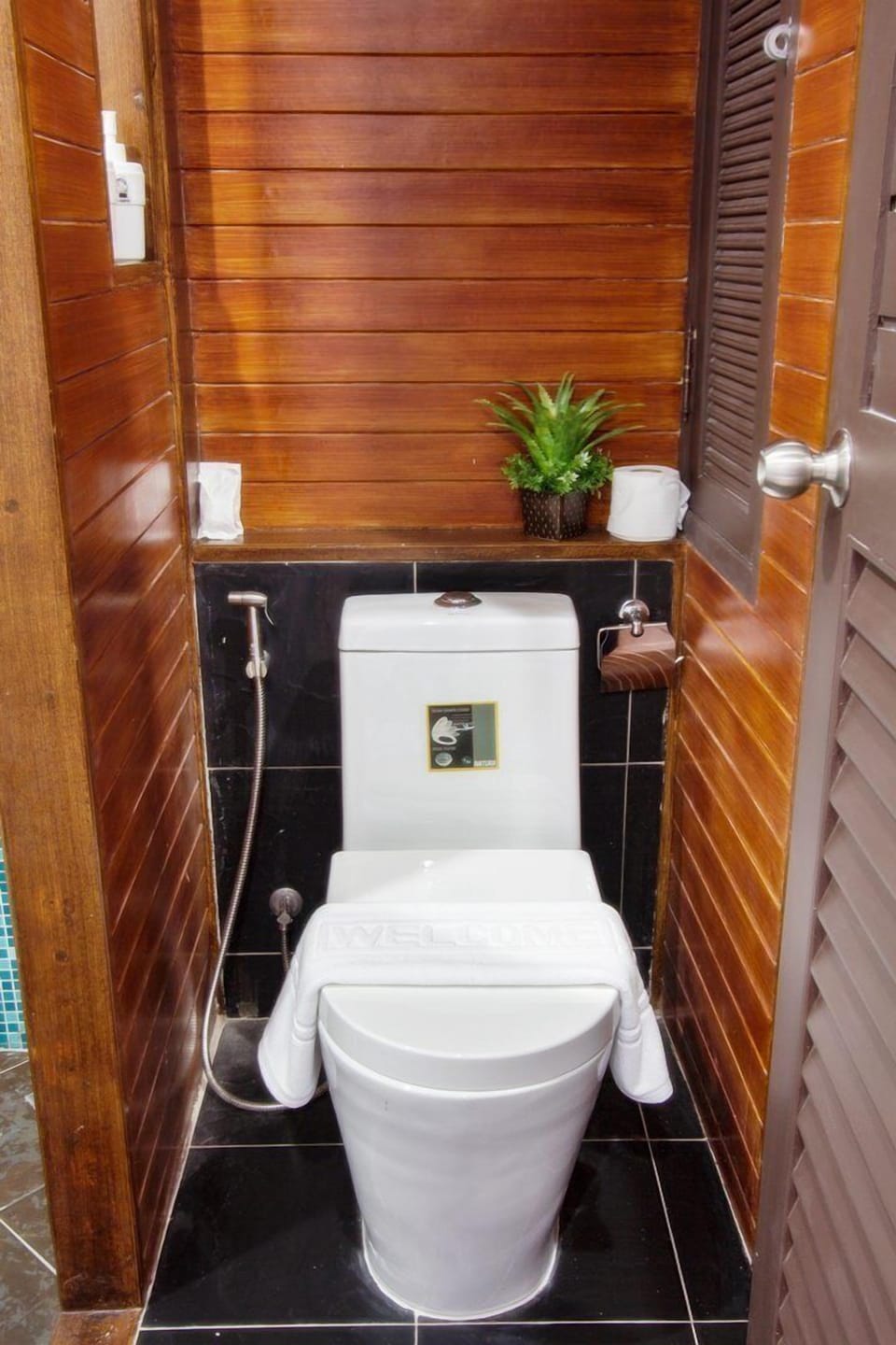 Deluxe Twin Room | Bathroom | Shower, free toiletries, hair dryer (on request), towels
