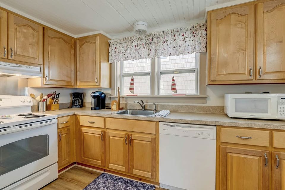 Main-Level Kitchen with Bar (seats 3)