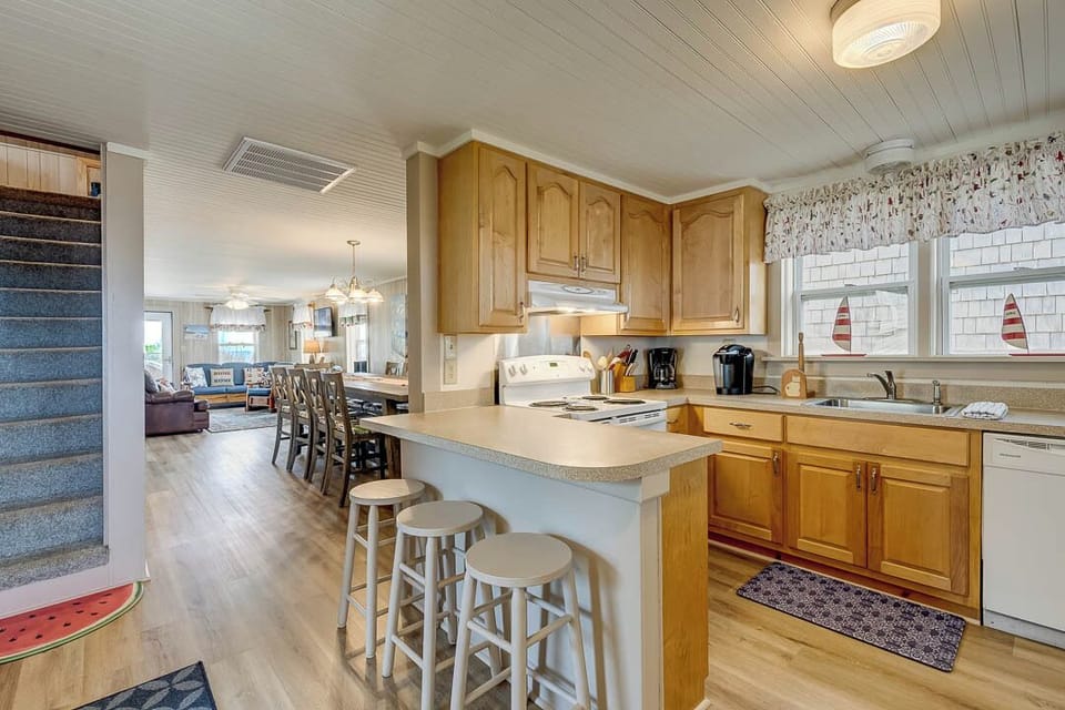 Main-Level Kitchen with Bar (seats 3)