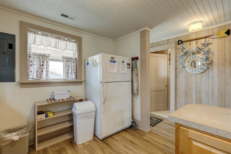 Main-Level Kitchen with Bar (seats 3)