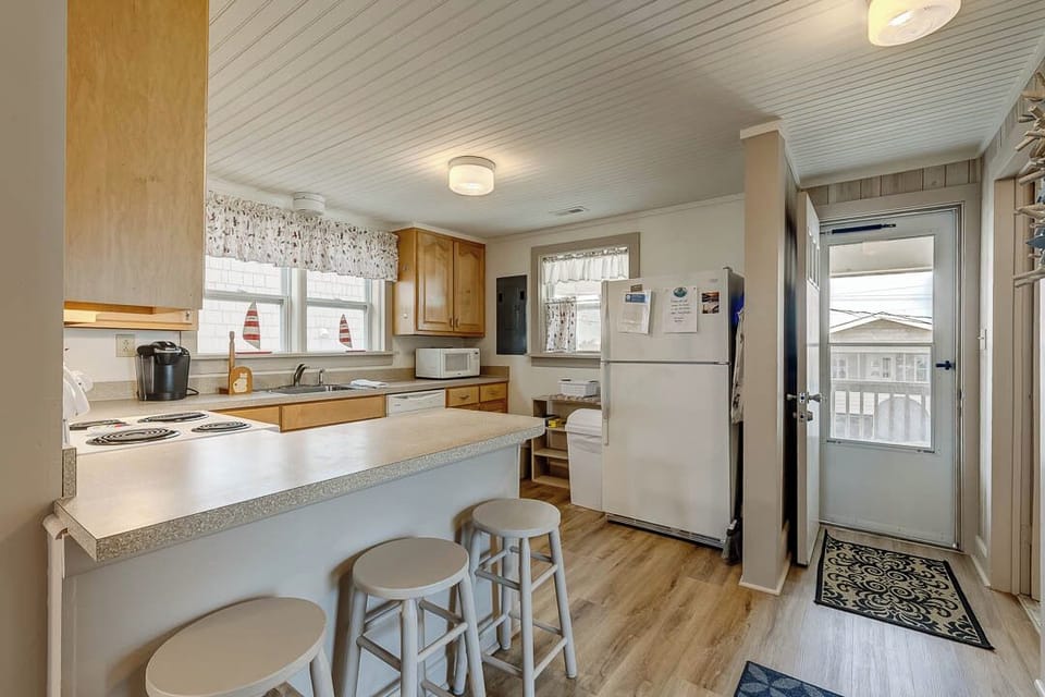 Main-Level Kitchen with Bar (seats 3)