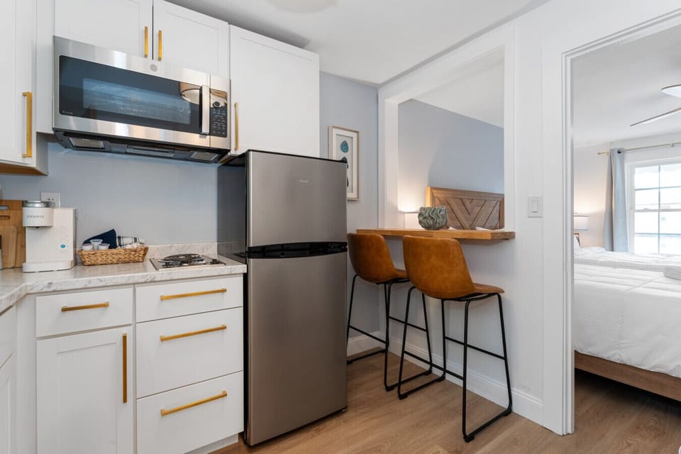 Kitchen w dining spot