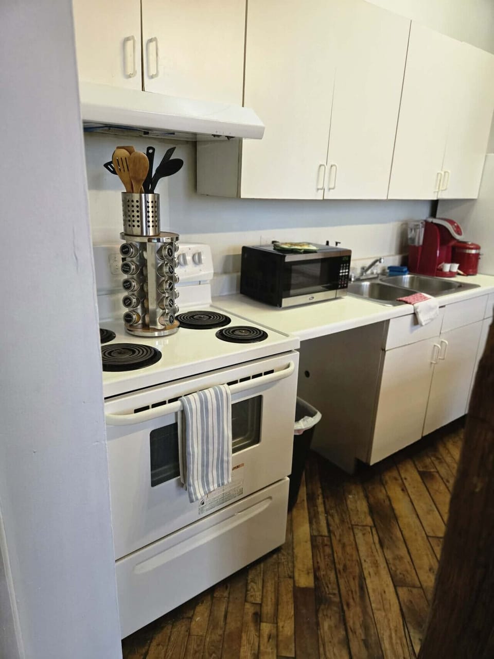 Kitchen Stove and Oven