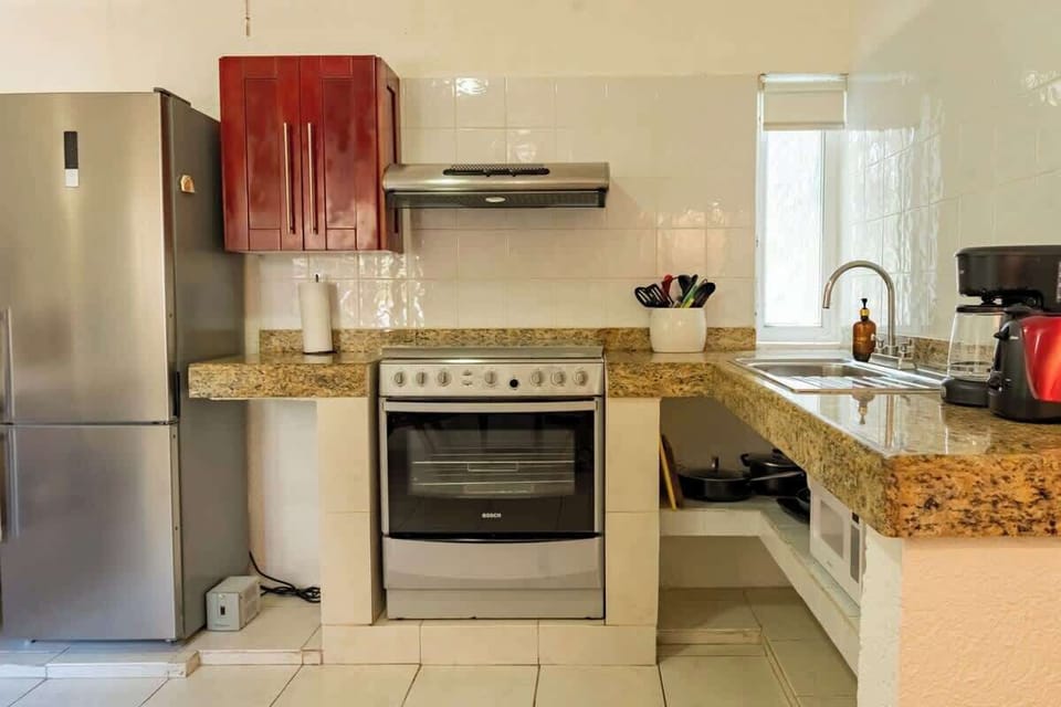 Fully equipped kitchen with breakfast bar