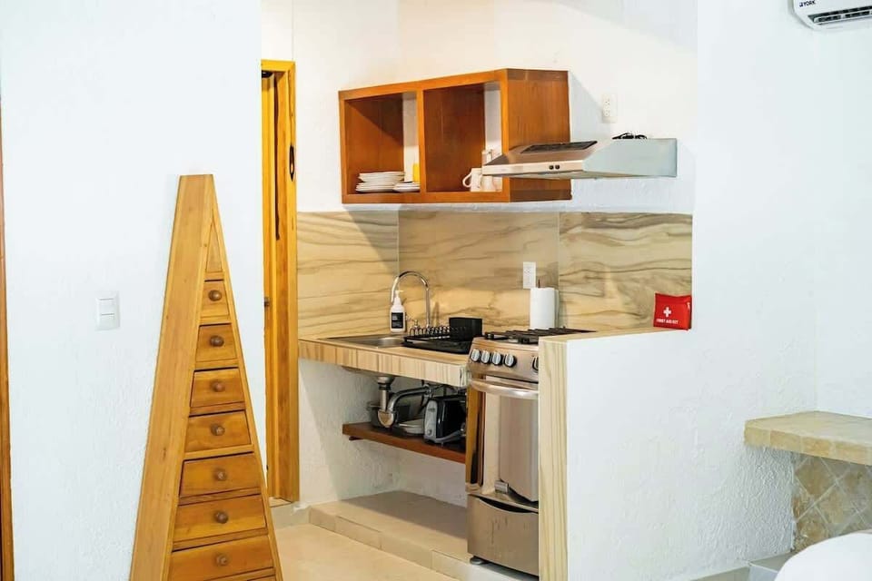 Fully equipped kitchen with oven