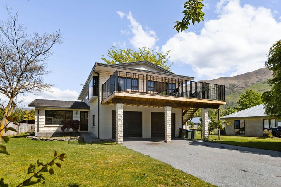 Large 4 bedroom home with garage