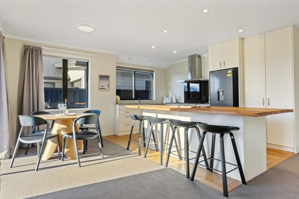 Fully equipped kitchen · Breakfast bar seating · Dining area