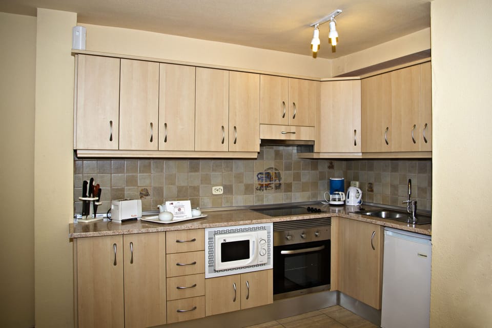 Full-size fridge, microwave, oven, stovetop
