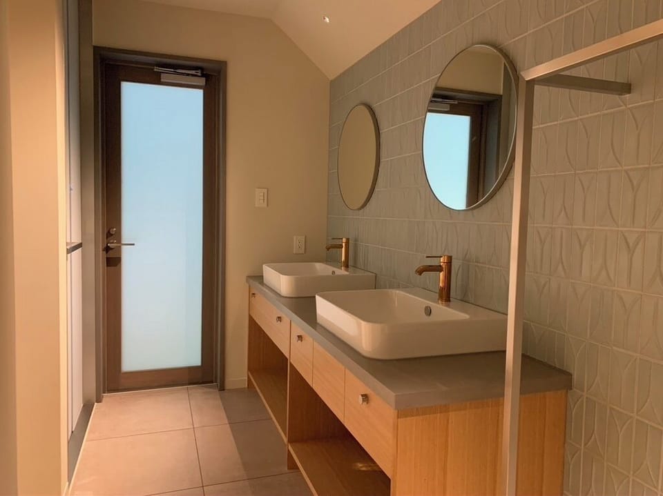 Suite villa no dog, Non Smoking | Bathroom | Free toiletries, hair dryer, slippers, towels