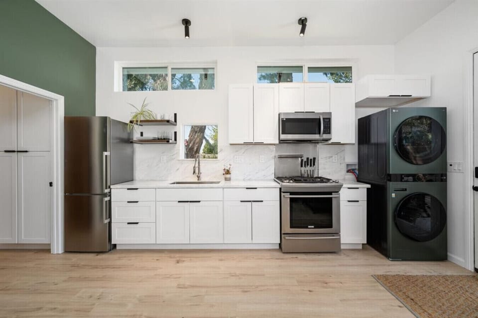 Fully stocked kitchen with a washer and dryer