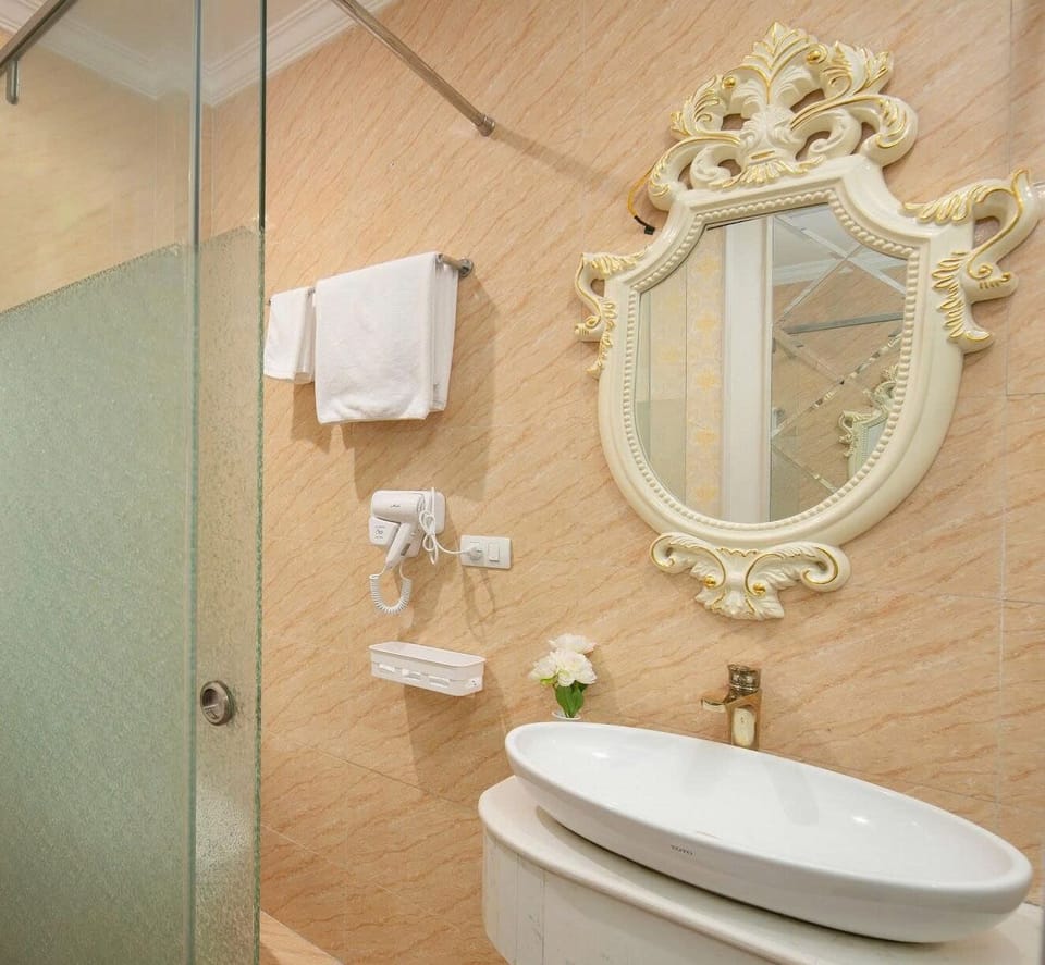 Standard Double Room | Bathroom | Shower, hair dryer, slippers, bidet