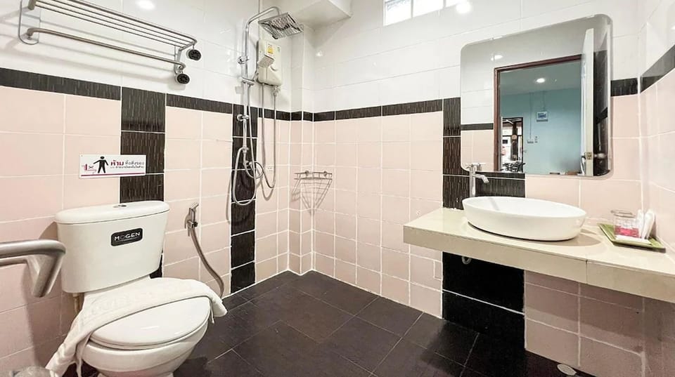 Standard Twin Room | Bathroom | Shower, free toiletries, hair dryer, slippers