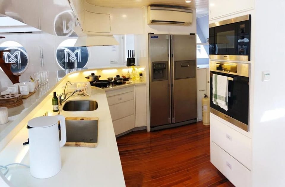 Full kitchen