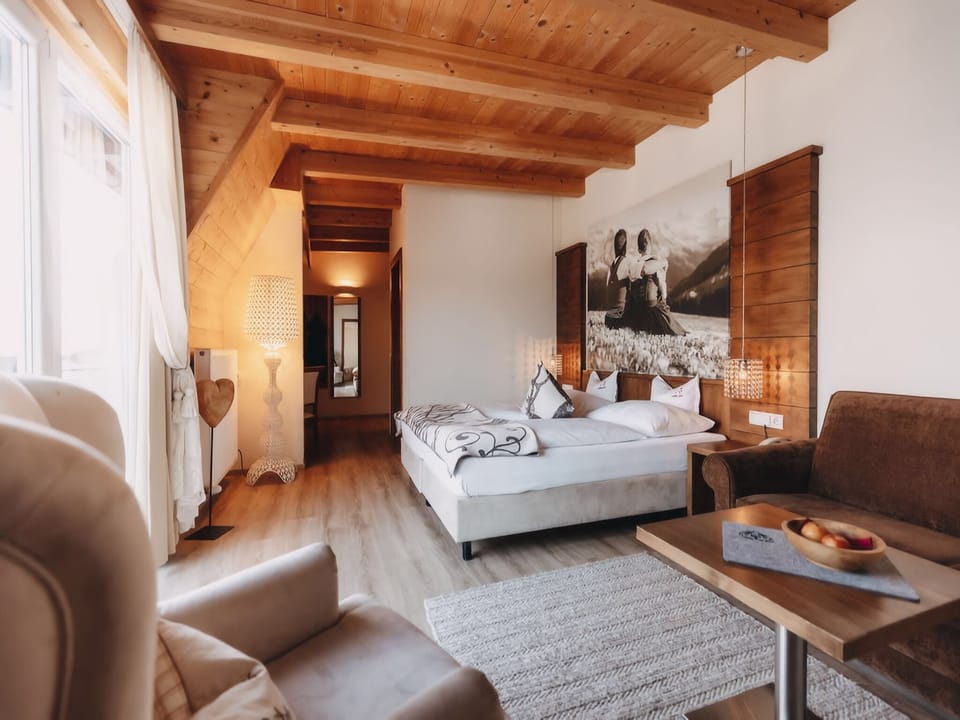 Comfort Suite (Landhaus) | Hypo-allergenic bedding, minibar, in-room safe, individually decorated
